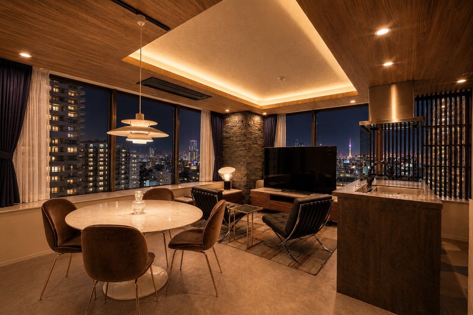 夜景を望む、セレクト家具と間接照明でしつらえたリビングダイニング
