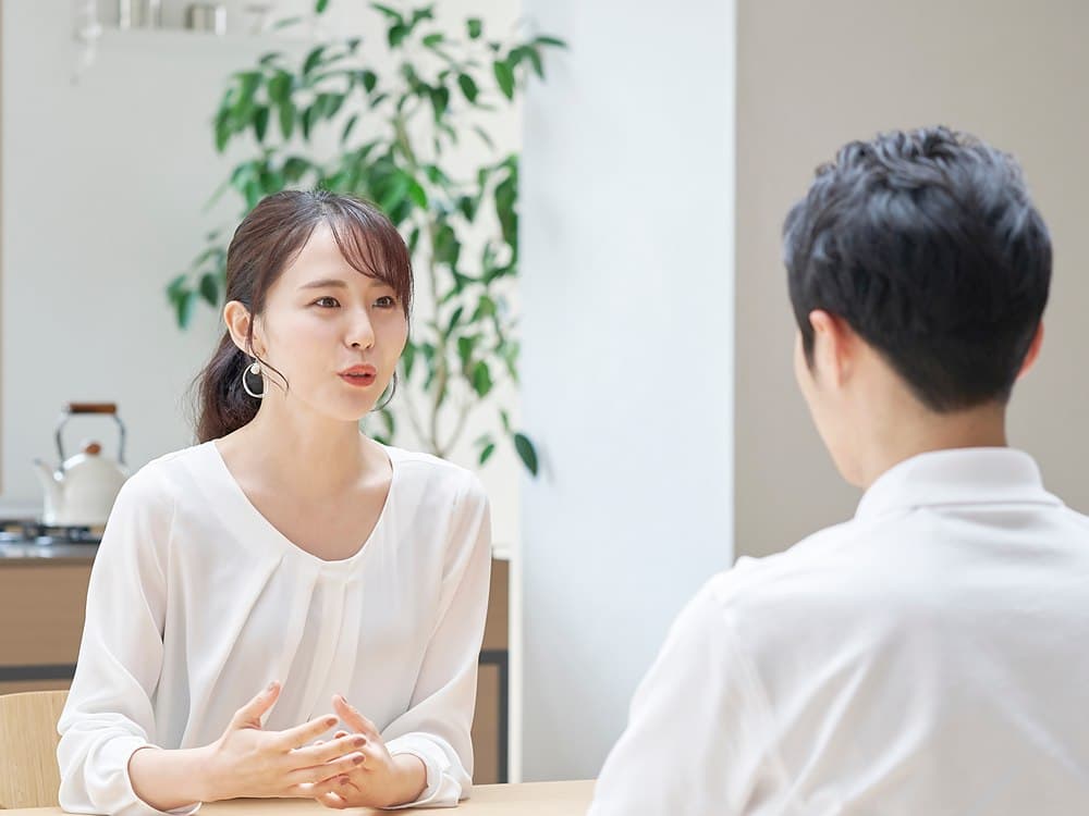 ご相談のイメージ（テーブルを挟んで打ち合わせをする担当者とお客様）